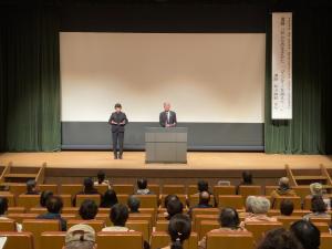 あいさつをする平井一三市長