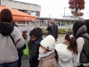 あいさつをする平井一三市長