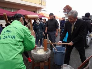 餅つきをする平井一三市長