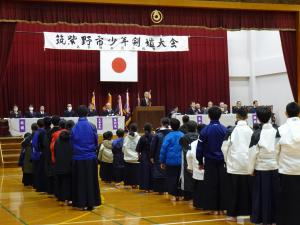 あいさつをする平井一三市長