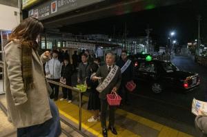 街頭啓発をする平井一三市長