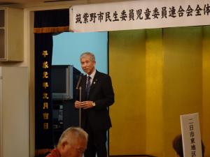 あいさつをする平井一三市長