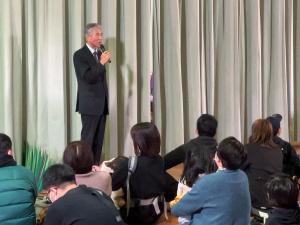 あいさつをする平井一三市長