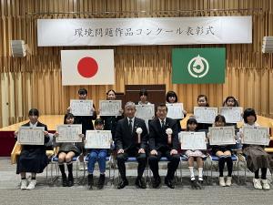 環境問題作品コンクールの受賞者と平井一三市長