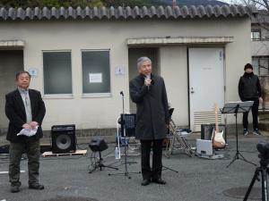 あいさつをする平井一三市長