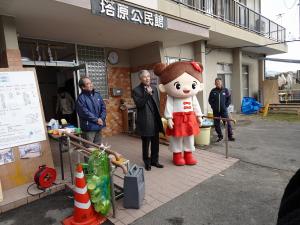 あいさつをする平井一三市長