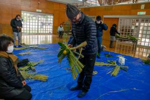 竜岩自然の家しめ飾り作り３