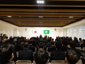 あいさつをする平井一三市長