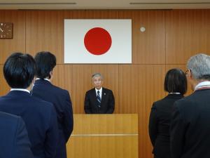 筑慈苑で年頭のあいさつをする平井一三市長