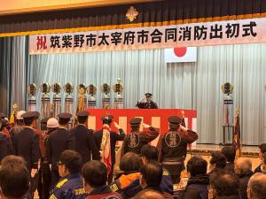 あいさつをする平井一三市長