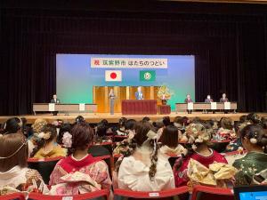 あいさつをする平井一三市長