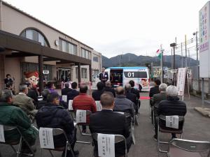 あいさつをする平井一三市長