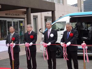 テープカットする平井一三市長