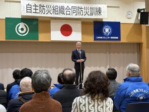 あいさつをする平井一三市長
