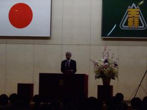 あいさつをする平井一三市長