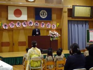 あいさつをする平井一三市長