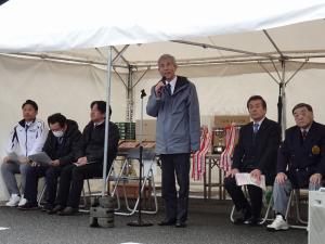 あいさつをする平井一三市長