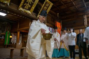 粥鉢を取り出す神職