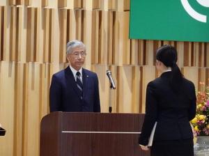 管理監督職員の異動・昇任者、新規採用職員に辞令を交付2