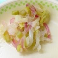 学校給食レシピアスパラガスと赤玉ねぎのサラダの画像です