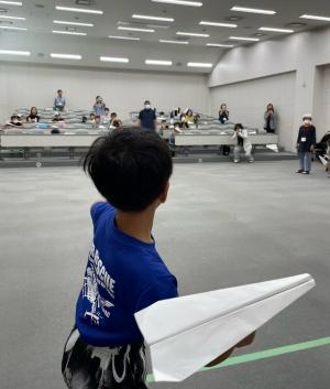 折り紙ヒコーキ体験のようす