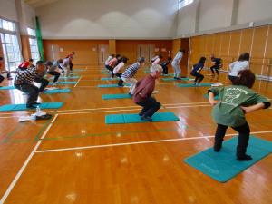 すこやかアップ教室の運動をしている写真です