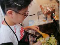 料理をしている写真