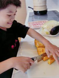 料理をしている写真