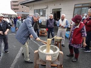 針摺区　餅つき会
