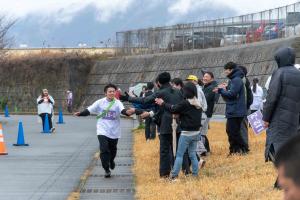 応援者とハイタッチ