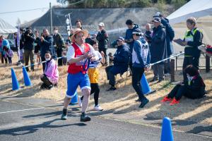 仮装ランナーのたすきリレー