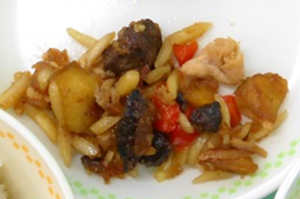 学校給食レシピ鶏肉とナッツの揚げ煮です