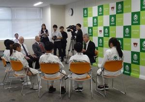 全日本空道連盟大道塾の子どもたちの表敬訪問をうける平井一三市長