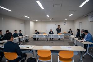 ざだんかいちゅうしゃしん