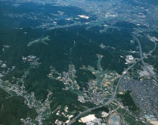 基肄城を南からのぞむ