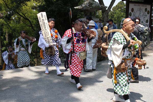 宝満山峰入り行事の様子