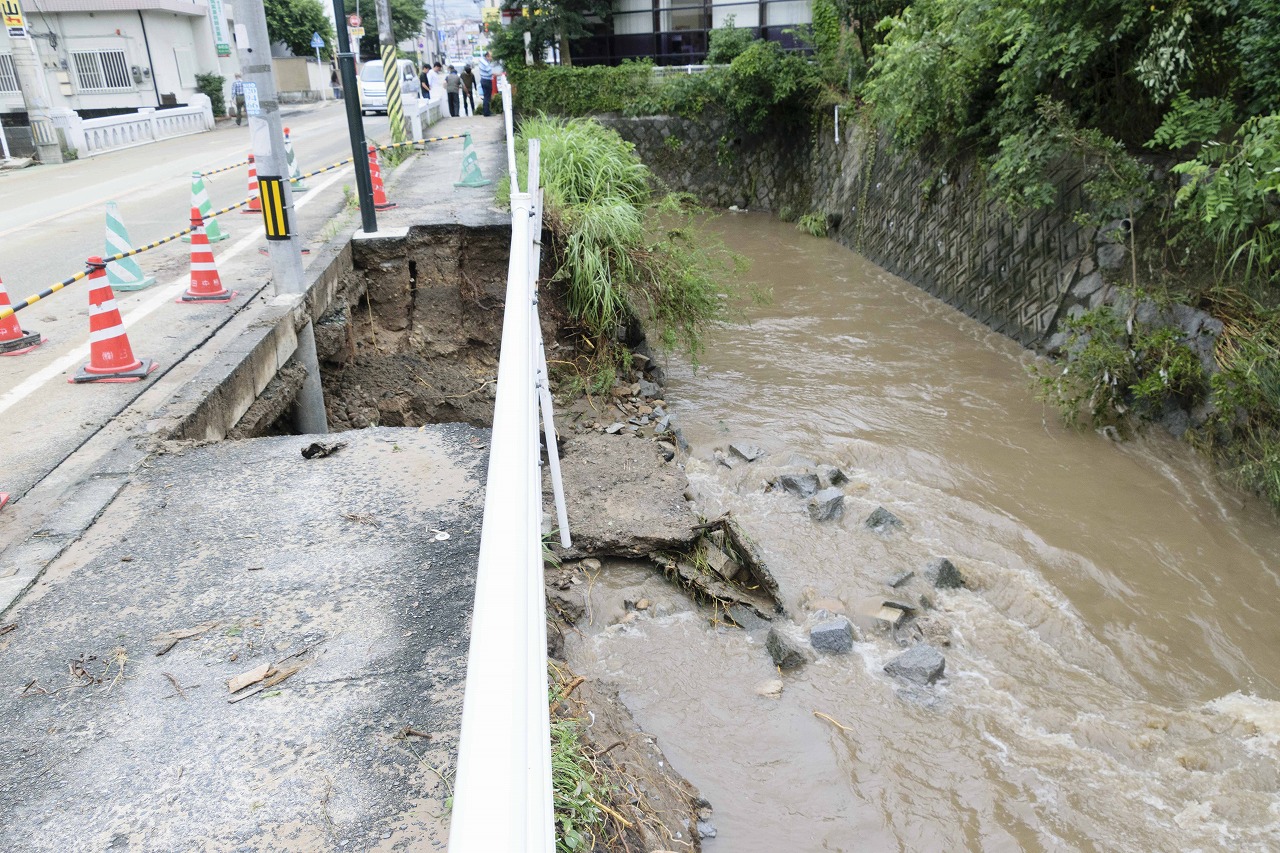 本町郵便局付近歩道崩落の写真