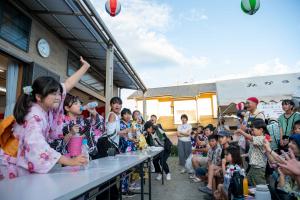 みかさ台区の夏祭りラムネ早飲み競争の様子